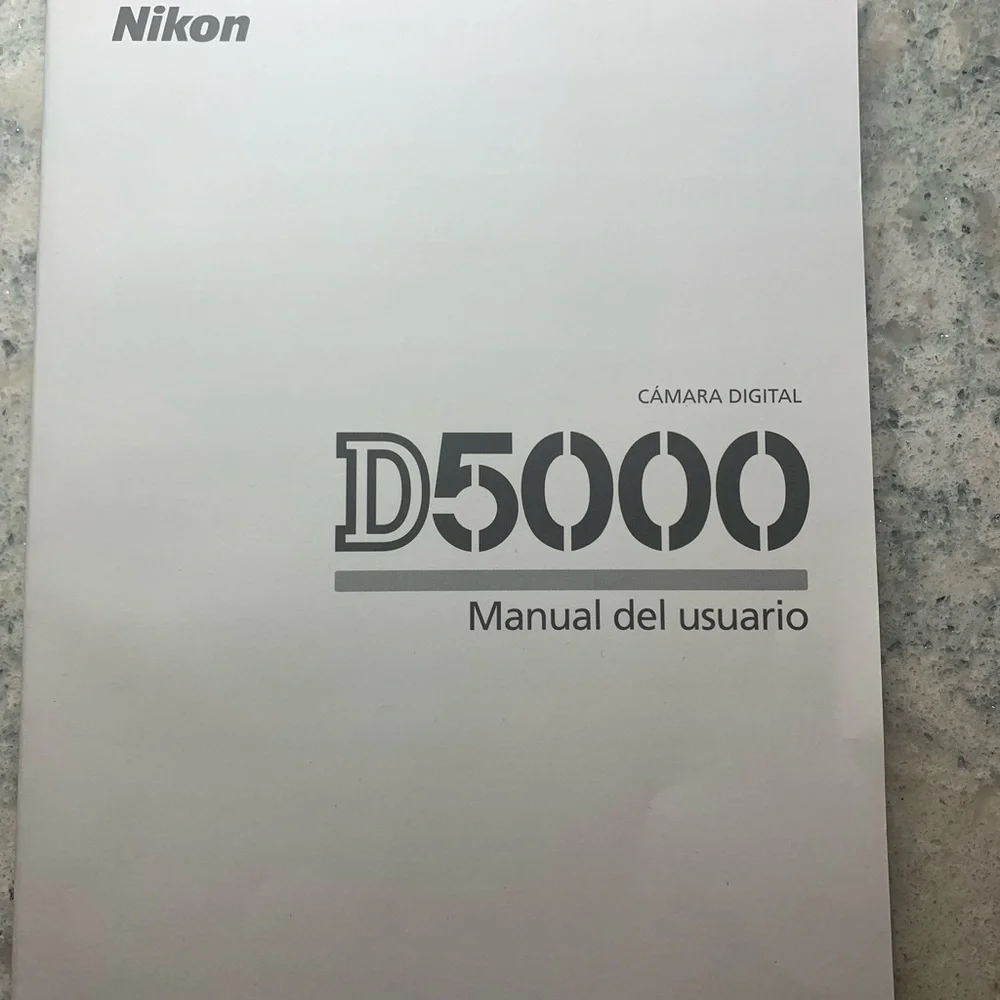 Nikon D5000 BUNDLE. Camera, purse, extra lens, and Speedlight. Great condition.